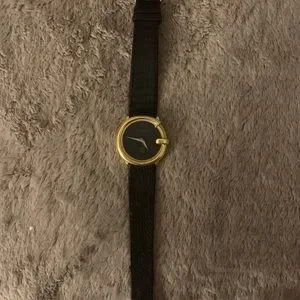 Gucci watch. Needs a new battery but otherwise great condition Replacing the Battery on a GUCCI Ladies Watch - YouTube main image 4